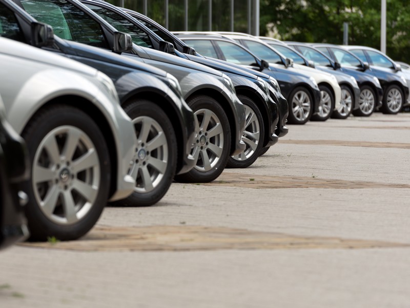 V zavřených autobazarech stojí v komisním prodeji auta za miliardy